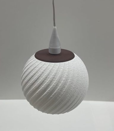 Weiße, gewellte Pendelleuchte mit braunem Deckel.