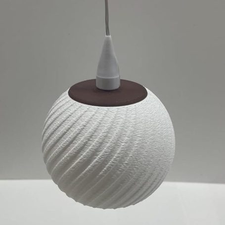 Weiße, spiralförmige Pendelleuchte mit braunem Deckenelement.