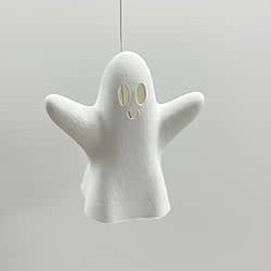 Weiße Geisterlampe mit zwei Ausschnitten für Augen und Mund, schwebend hängend.
