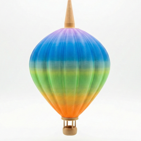 Bunte Heißluftballon-Dekoration in Regenbogenfarben mit spitzem Oberteil.