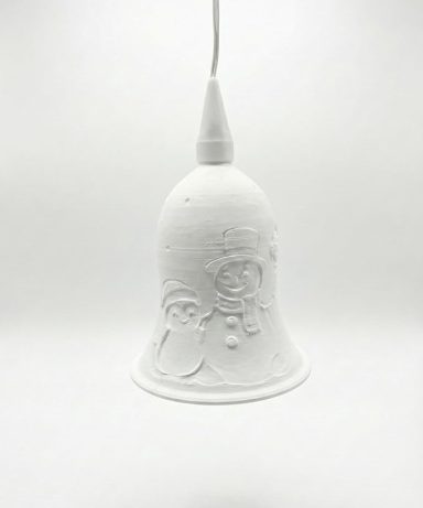 Weiße Glocke mit dekorativen Reliefs, hängend vor einem neutralen Hintergrund.