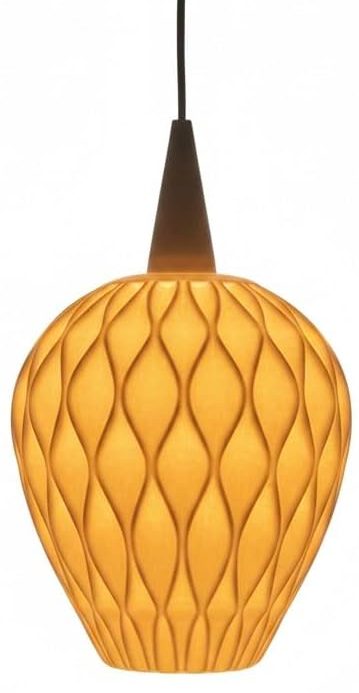 Hängelampe in Form einer orangefarbenen, gewebten Kugel mit schwarzem Aufhängungswinkel.