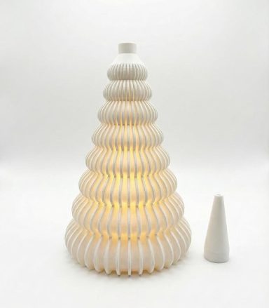 Weißer, kegelförmiger Leuchter mit gewelltem Design und warmem Licht.