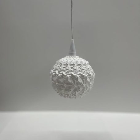 Weißer, strukturierten Kugel mit einer rauen Oberfläche hängt an einem Kabel.