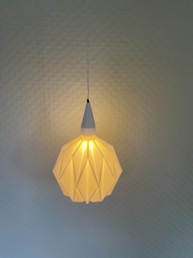 Eine modern gestaltete, weiße Pendelleuchte mit sanftem, warmem Licht.