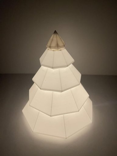Leuchtender, geometrisch gestalteter Weihnachtsbaum aus mehreren Schichten.