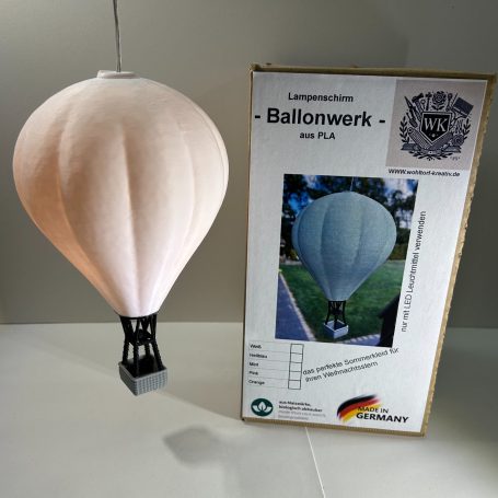 Ein Modell eines Heißluftballons mit Verpackung und Anleitung.