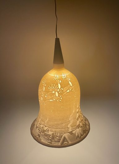 Glaslämpchen in Form einer Glocke mit eingraviertem Blumenmuster.