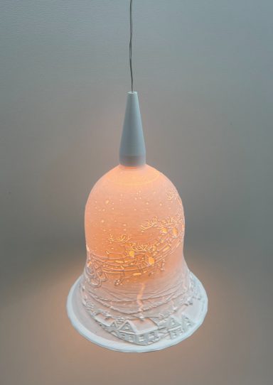 Hängelampe in Form einer Glocke, beleuchtet von innen mit sanftem Licht.