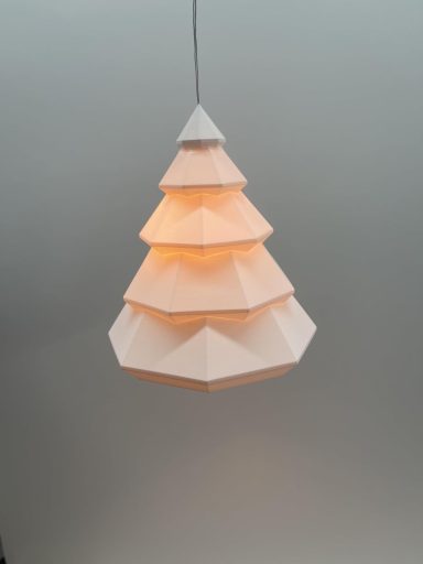 Hängelampe in Form eines Weihnachtsbaums mit warmem, sanften Licht.