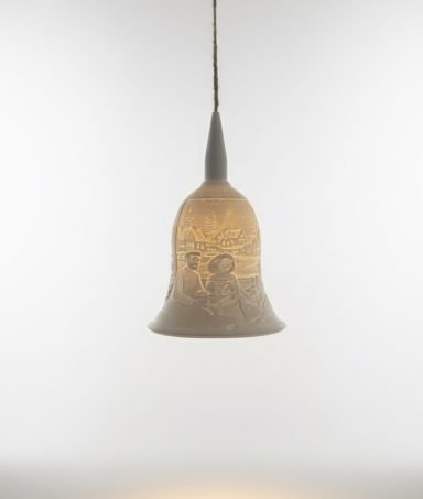 Eine hängende Glocke mit dekorativen Verzierungen und einer metallischen Oberfläche.