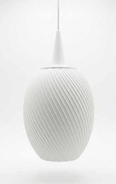 Weißer, runder Pendelleuchten mit gedrehter Oberflächenstruktur.