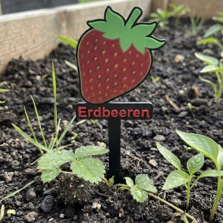 www.amazon.de/s?me=A37YAXP1Y6ENG6&marketplaceID=A1PA6795UKMFR9 Erdbeeren-Schilder mit einer Erdbeere und dem Wort "Erdbeeren" im Garten.