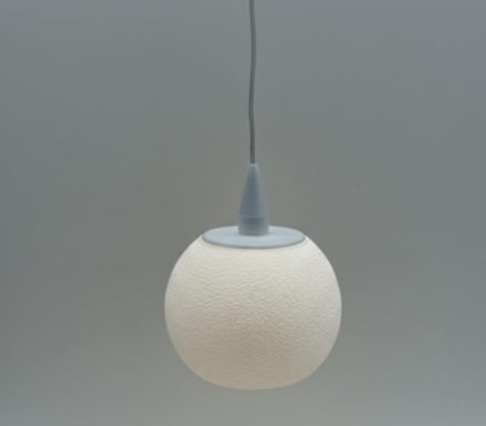 Hängelampe in Kugelform mit grauem Kabel und hellem, gefrostetem Lampenschirm.