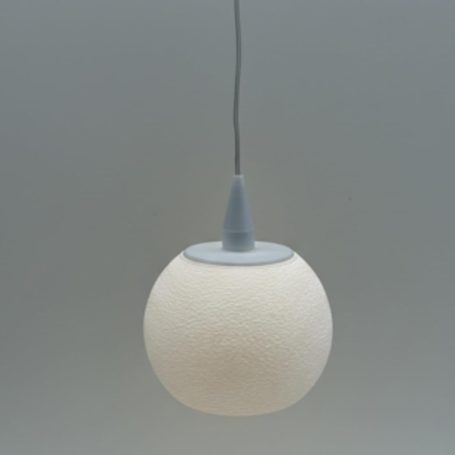 Hängelampe in runder Form mit grauem Aufhängungsmechanismus.