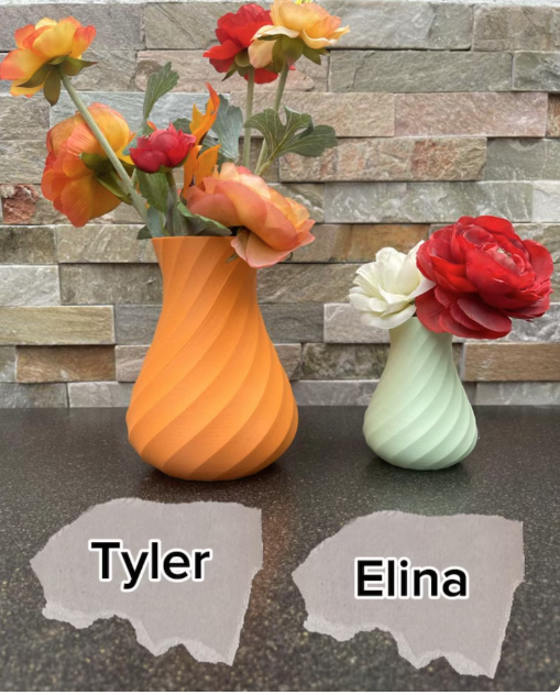 Zwei Vasen mit bunten Blumen, eine orange und eine grün, auf einem Tisch.