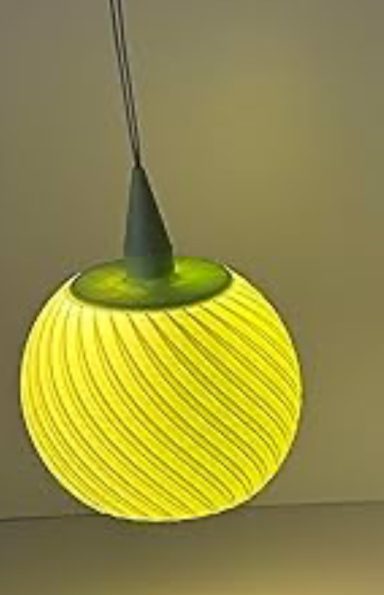 Hängende, gelbe Lampe mit gewelltem Design und grünem Aufhängungselement.