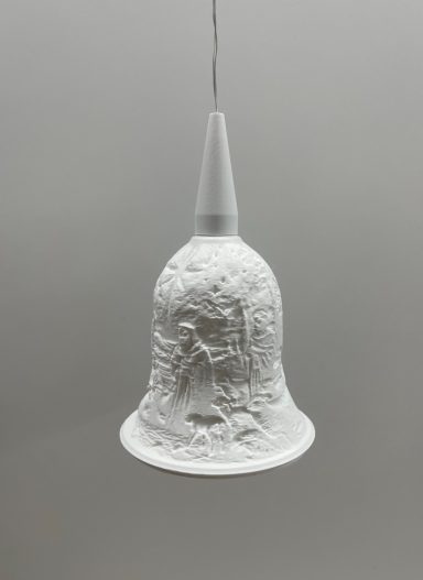 Weiße Glocke mit detaillierter Reliefgestaltung, hängend an einem dünnen Faden.