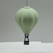 Ein grüner Heißluftballon hängt an einem Kabel, in einfacher, moderner Form.