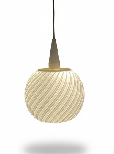 Moderne, spiralförmige Hängeleuchte in Weiß mit goldenem Flansch oben.