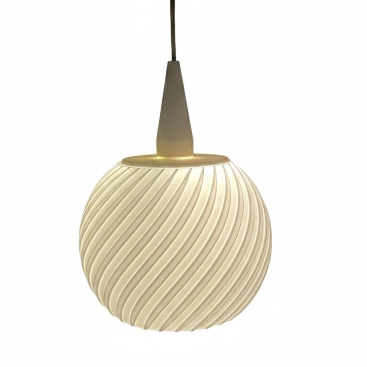 Hängelampe mit rippenförmigem Design und warmem Licht in neutraler Umgebung.