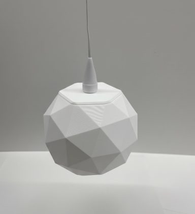 Weißer, geometrisch gestalteter Pendel-Lampe mit facettiertem Design.