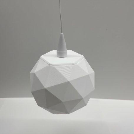 Hängelampe in geometrischer, facettierter Form, weißes Design.