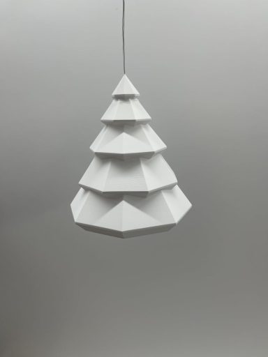 Weißer, geometrischer Lampenschirm in Form eines Weihnachtsbaums.