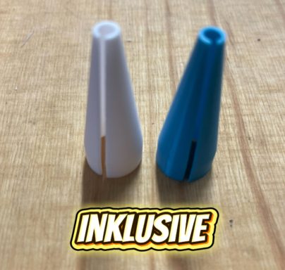 Zwei Spritzbeutelaufsätze, einer weiß und einer blau, mit der Aufschrift "INKLUSIVE".