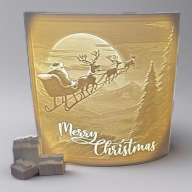 Weihnachtsmann mit Rentieren im Schlitten vor einem Vollmond, umgeben von Bäumen.