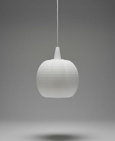 Weiße, moderne Pendelleuchte mit runder Form und schlankem Kabel.