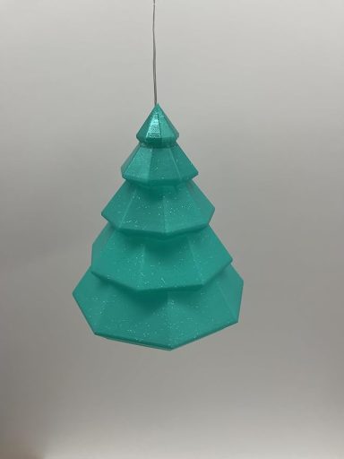 Türkiser, geometrischer Weihnachtsbaum aus mehreren Ebenen.