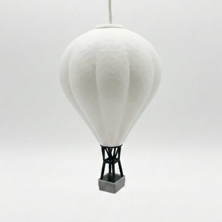 Weiße Luftballonlampe in Form eines Heißluftballons, schwebend über einer neutralen Oberfläche.