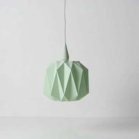 Grüne, geometrisch gefaltete Pendelleuchte an weißer Wand.