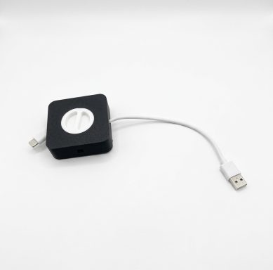 Schwarzes Ladegerät mit einem USB-Kabel in einem kompakten Design.