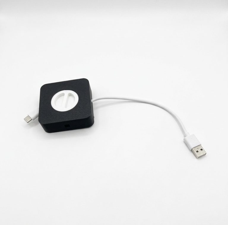 Schwarzer USB-Adapter mit abnehmbarem Kabel und runder Öffnung.