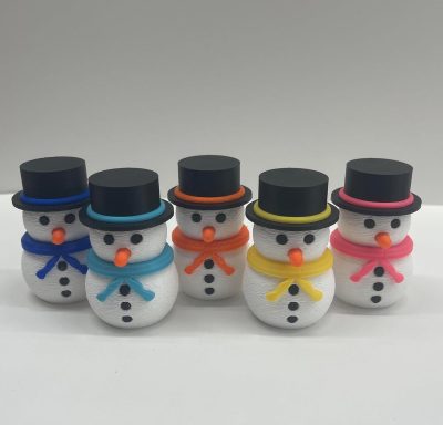 Fünf kleine Schneemänner mit bunten Hüten und Schals, stehen nebeneinander.