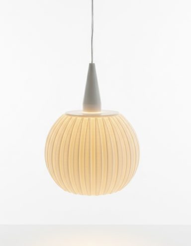 Hängelampe mit rundem, gestreiftem Schirm in sanften Beige- und Grautönen.