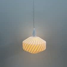 Hängelampe mit gewelltem Design in sanftem Weiß und warmem Licht.