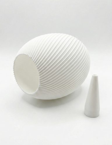 Weiße, eiförmige Vase mit gerippter Oberfläche und einem kleinen konischen Teil daneben.