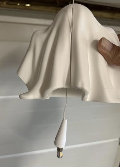 Weißer Lampenschirm in Form eines Geistes mit Zugschalter.