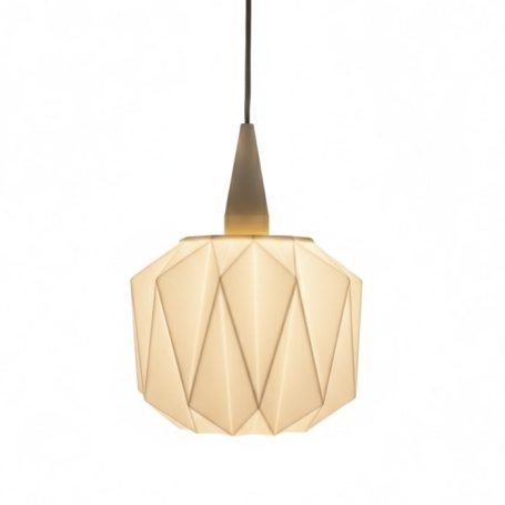 Hängelampe in weißer Origami-Form über einer lichtgrauen Verpackung.