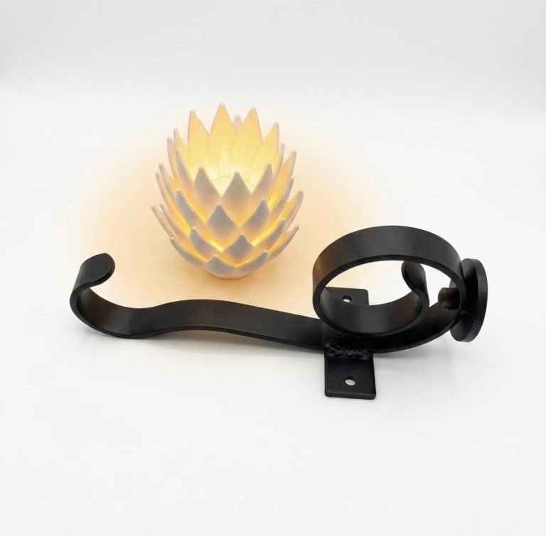Schwarzer Haken mit einer skulpturalen, leuchtenden Blumendekoration daneben.