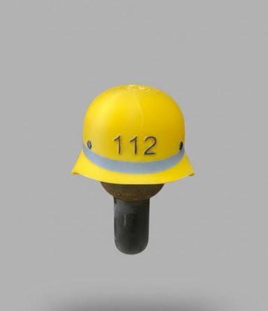 Gelber Feuerwehrhelm mit der Nummer 112 und grauem Streifen.