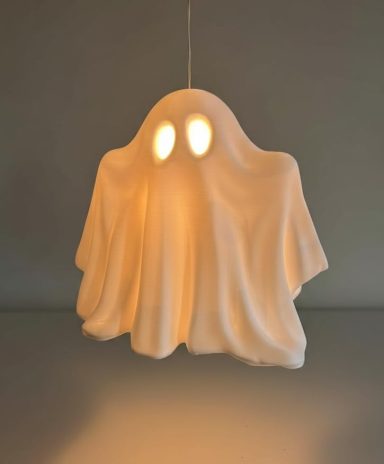 Eine weiße Geisterlampe mit leuchtenden Augen hängt von der Decke.