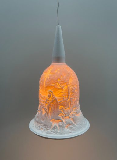 Pendelleuchte mit durchsichtiger, verzierrter Glaskuppel und warmem Licht.