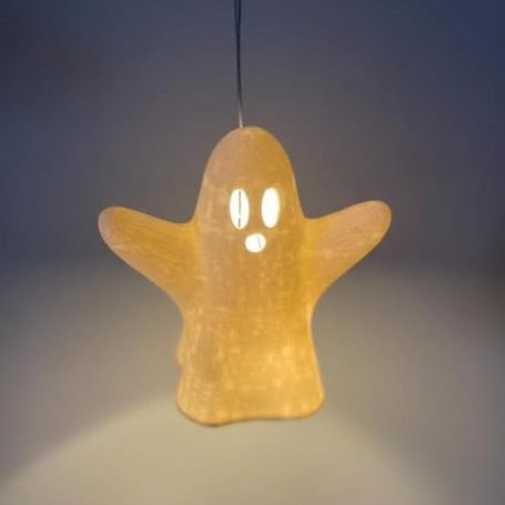 Leuchtende Geisterfigur mit einem freundlichen Gesicht, auf einfachem Hintergrund.