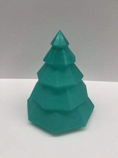 Türkiser, geometrischer Weihnachtsbaum aus mehreren Schichten.