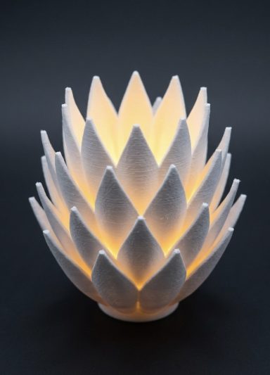 Leuchtende Blumendekoration in Form einer Lotusblüte aus weißem Material.