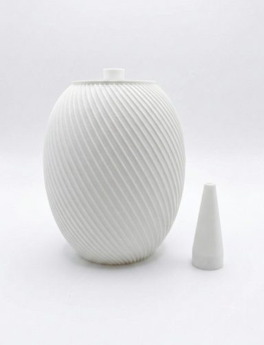 Weißes, keramisches Gefäß mit spiraliger Struktur und passendem Deckel.